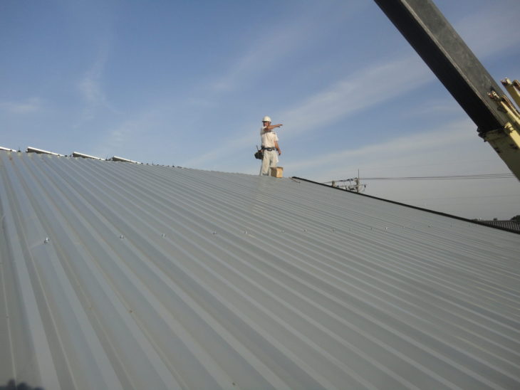 大きな工場の波板スレート屋根をカバー工法で改修
